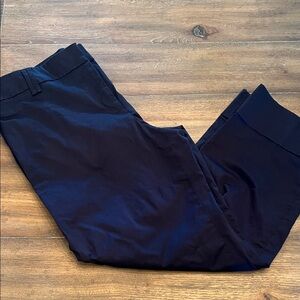Ann Taylor LOFT Women’s Cuffed Slightly Cropped Navy Pants. Size 8